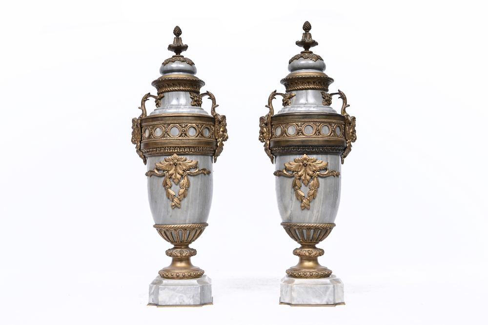 Paire de cassolettes de style n&eacute;oclassique en marbre et bronze &agrave; t&ecirc;tes de satyres et d&eacute;cor floral, 19&egrave;me/20&egrave;me si&egrave;cle
