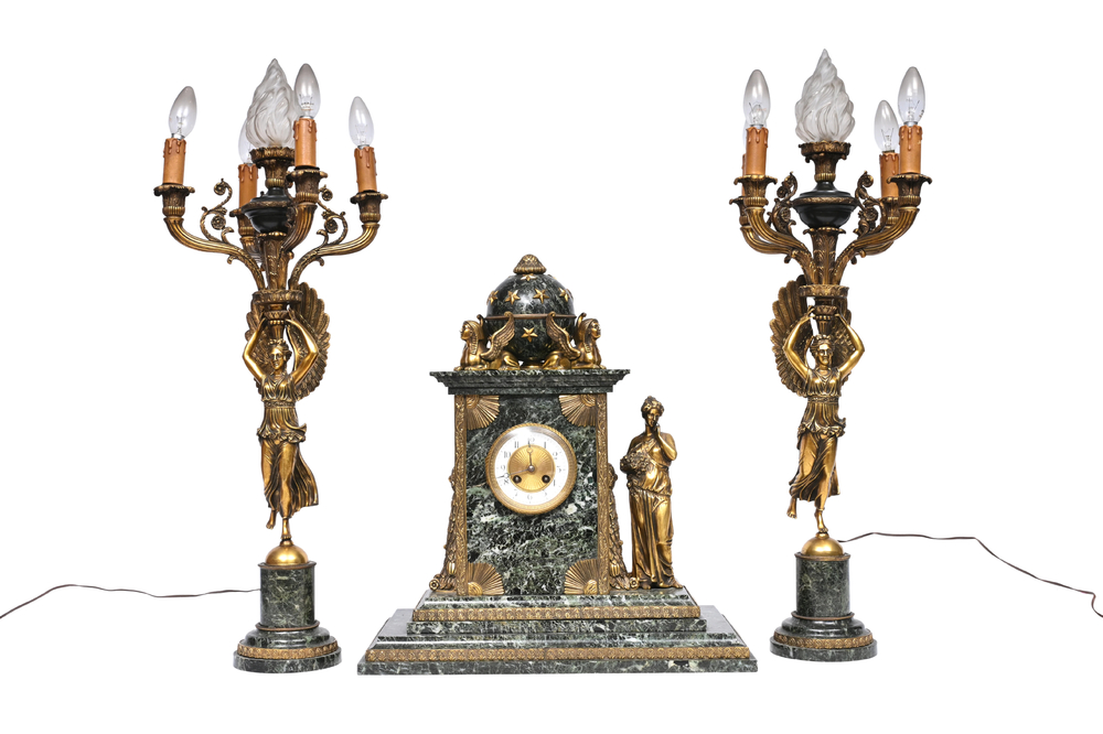 Garniture de chemin&eacute;e en trois pi&egrave;ces de style Empire en marbre vert de mer et bronze dor&eacute;  &agrave; d&eacute;cor de sphinx, France, 19&egrave;me/20&egrave;me si&egrave;cle