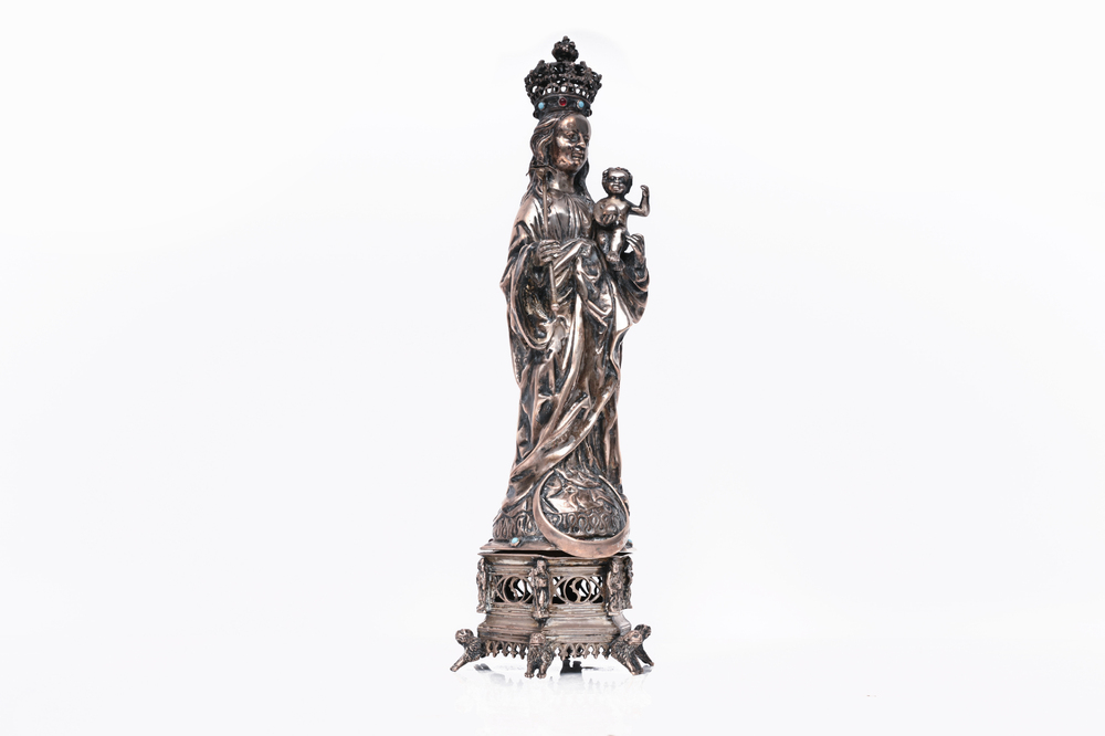 Reliquaire en forme de la Vierge &agrave; l'Enfant sur un tr&ocirc;ne de style n&eacute;ogothique en argent, probablement Hanau, Allemagne, 19&egrave;me si&egrave;cle