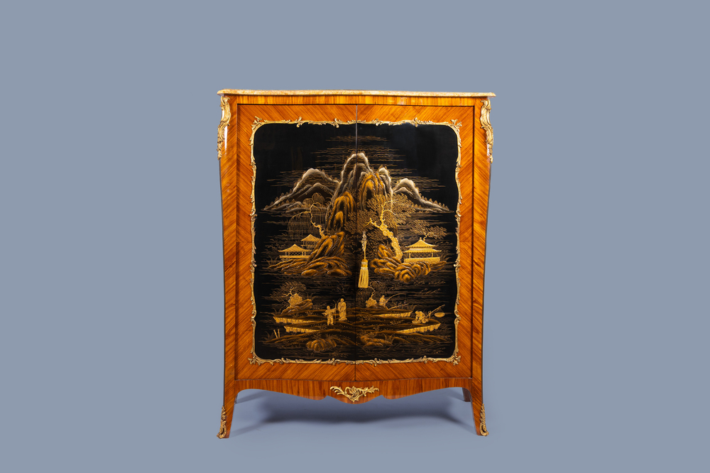 Armoire &agrave; deux portes de style Louis XV &agrave; d&eacute;cor de chinoiserie aux montures en bronze dor&eacute; et dessus en marbre, 20&egrave;me si&egrave;cle
