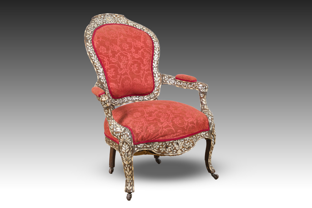 Fauteuil en bois sculpt&eacute; incrust&eacute; de nacre et d'os, Syrie, 19&egrave;me si&egrave;cle