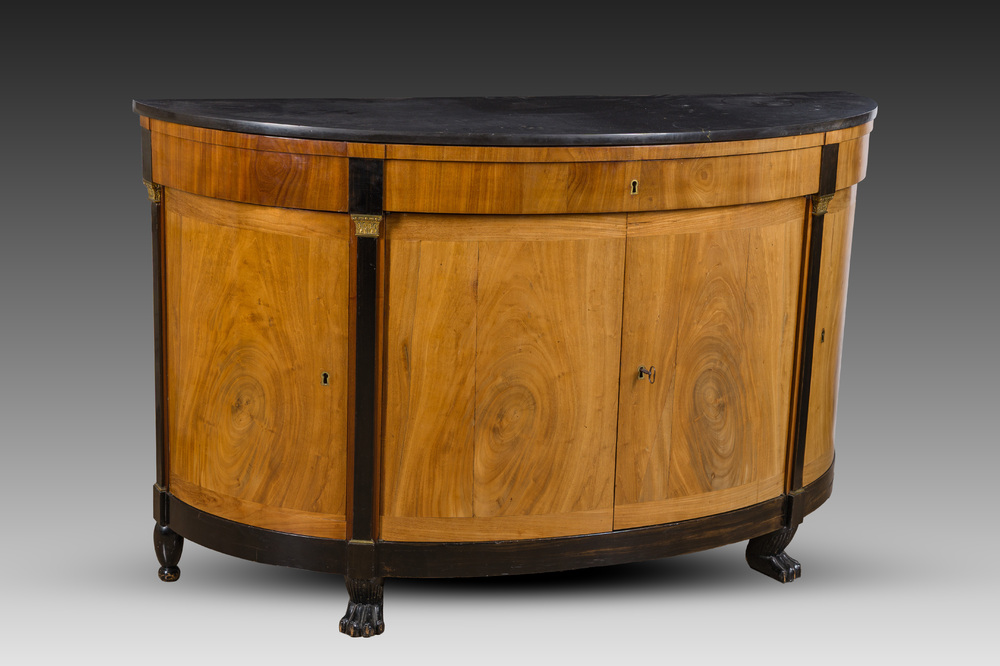 Buffet de forme demi-lune en placage d'acajou et bois noirci aux montures en bronze dor&eacute; et dessus en marbre, estampill&eacute; 'Suy &agrave; Gand', 19&egrave;me si&egrave;cle