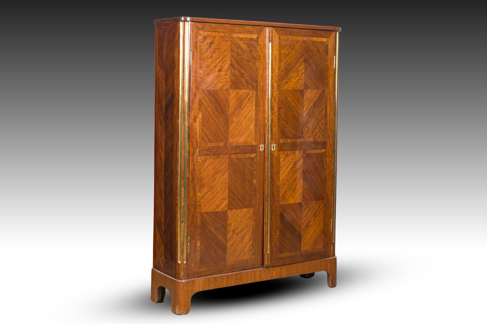 Armoire de style Louis XVI en placage de bois de rose mont&eacute; de bronze dor&eacute;, France, 19&egrave;me si&egrave;cle