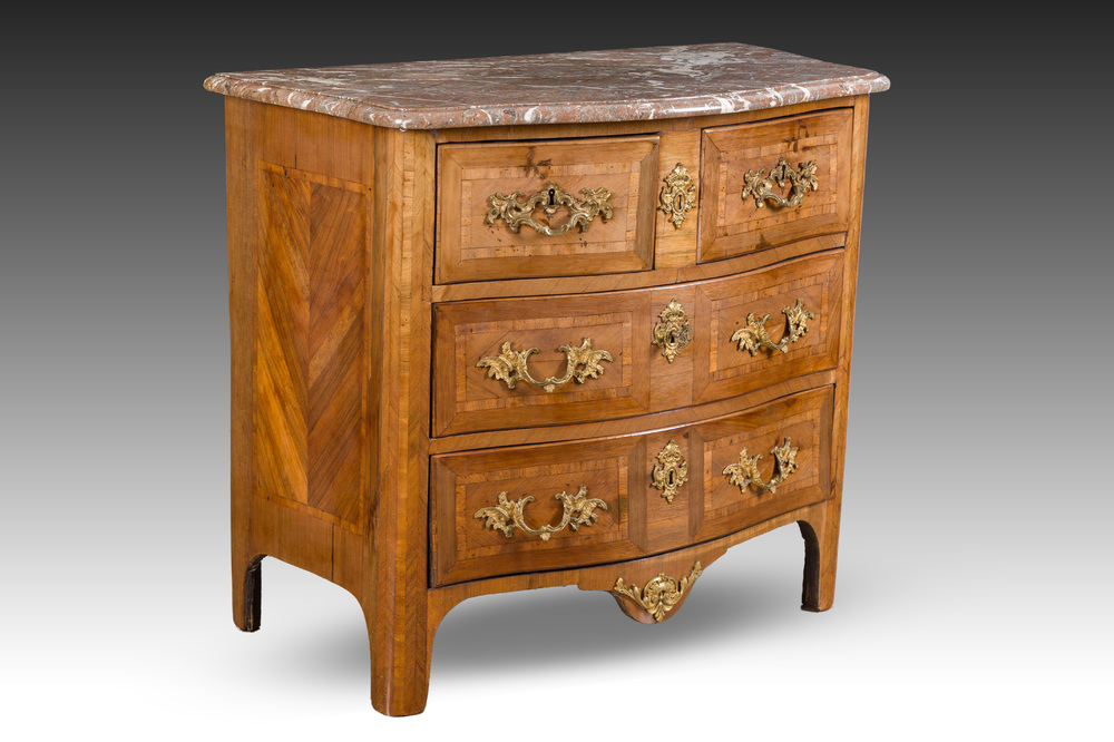 Commode d'&eacute;poque Louis XV en placage, parqueterie, montures en bronze dor&eacute; et dessus en marbre, estampill&eacute;e Galet, deuxi&egrave;me moiti&egrave; du 18&egrave;me s.