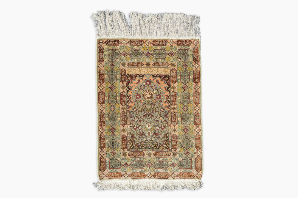 Een Turks Hereke tapijt met floraal decor in zijde en gouddraad, 20ste eeuw