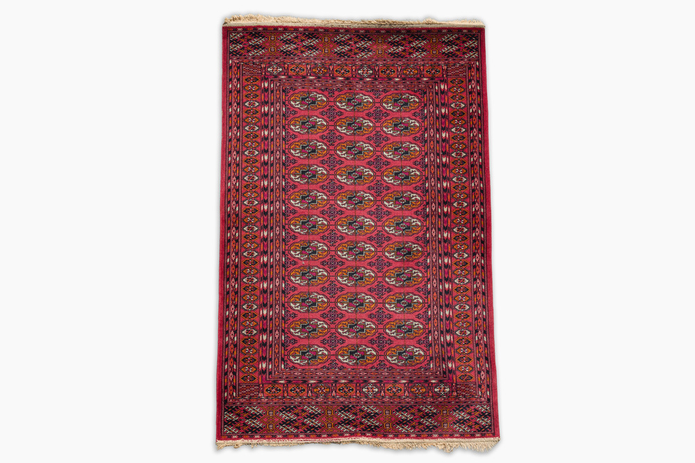 Tapis oriental de type Bukhara (Boukhara) en laine &agrave; d&eacute;cor g&eacute;om&eacute;trique, Pakistan, 20&egrave;me si&egrave;cle