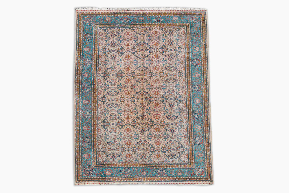 Tapis oriental de type Hereke en soie &agrave; d&eacute;cor floral, sign&eacute;, la Turquie, 20&egrave;me si&egrave;cle