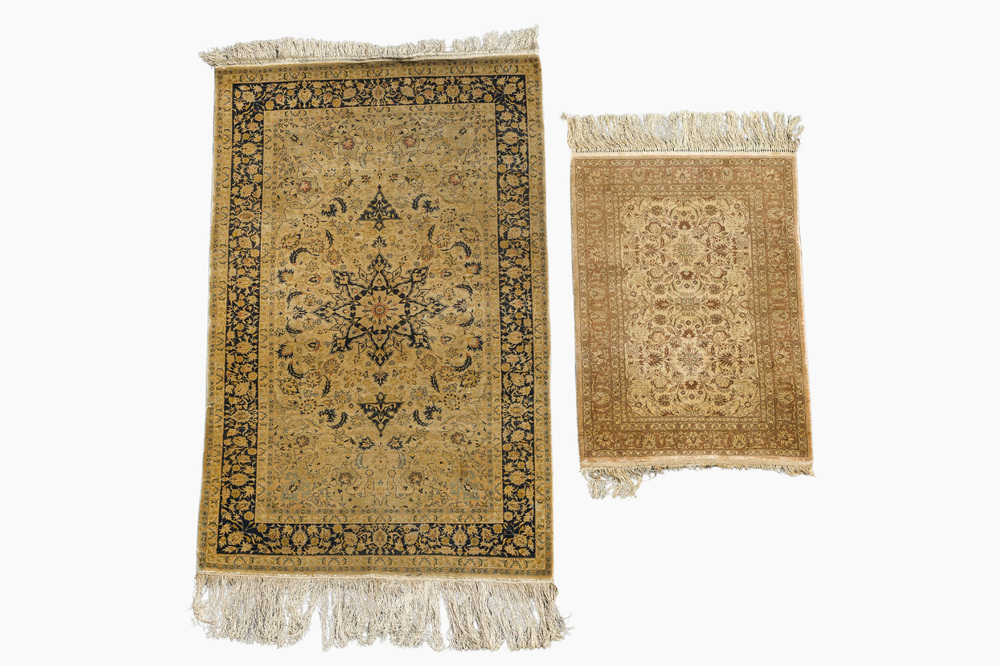 Deux tapis de style Hereke en soie &agrave; d&eacute;cor floral, Chine, 20&egrave;me si&egrave;cle