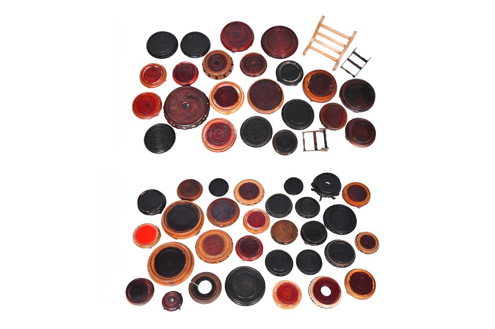 Collection vari&eacute;e de socles en bois sculpt&eacute;, Chine, 19&egrave;me/20&egrave;me si&egrave;cle