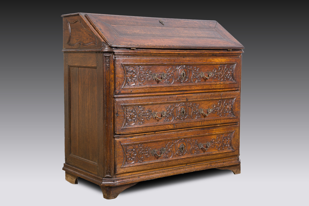 Bureau-secr&eacute;taire en ch&ecirc;ne &agrave; d&eacute;cor floral, Li&egrave;ge, 18&egrave;me si&egrave;cle