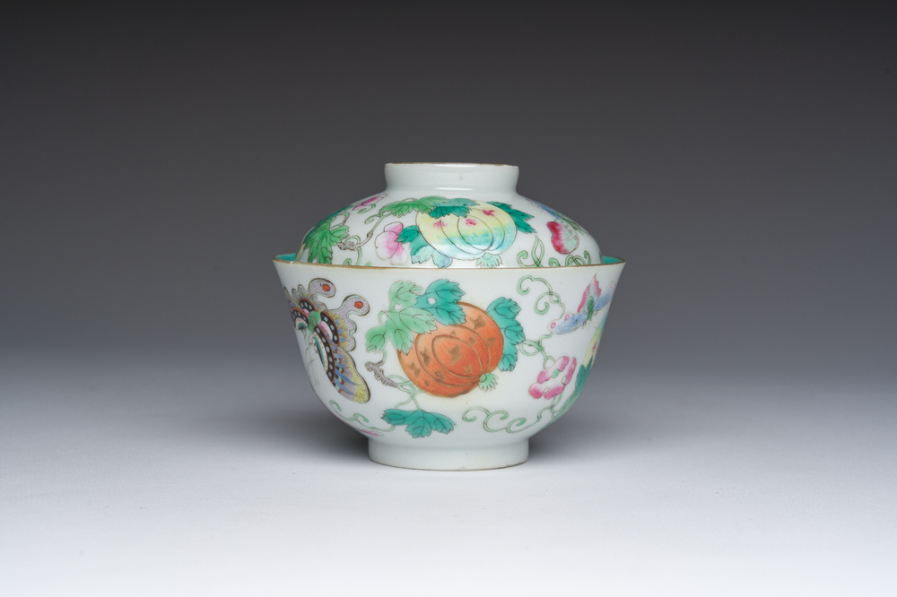 Bol couvert en porcelaine de Chine famille rose &agrave; d&eacute;cor de papillons et de melons, marque et &eacute;poque de Jiaqing