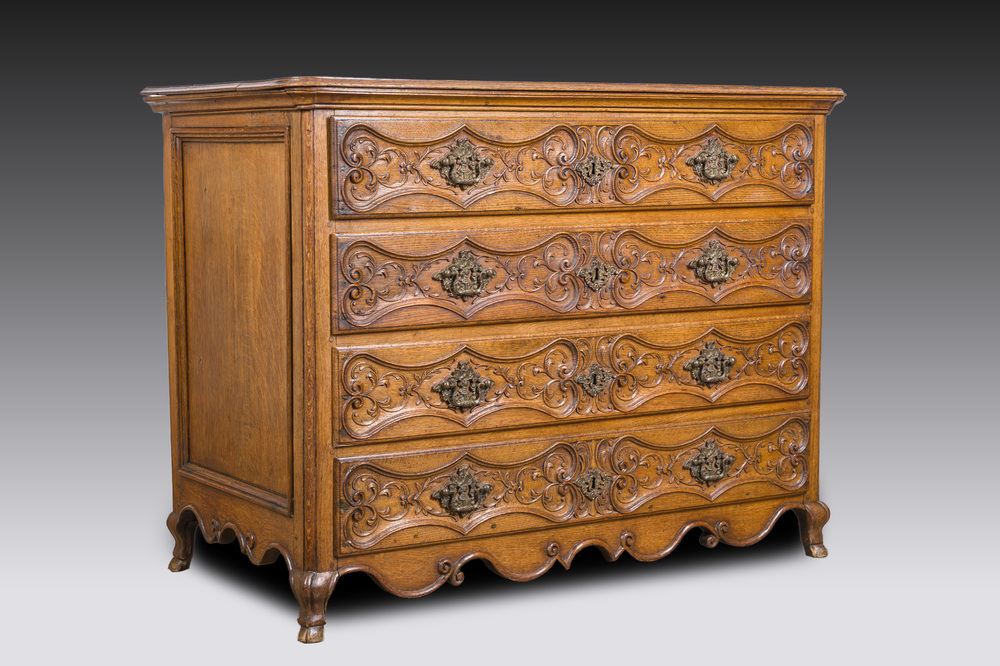 Commode en ch&ecirc;ne &agrave; quatre tiroirs et d&eacute;cor floral, Li&egrave;ge, 18&egrave;me si&egrave;cle