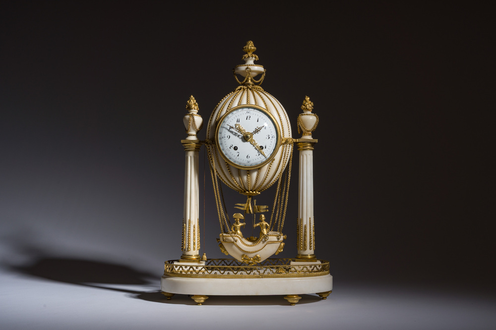 Pendule portique en marbre blanc de carrare et bronze dor&eacute; dite '&agrave; la Montgolfi&egrave;re', France, fin du 18&egrave;me/d&eacute;but du 19&egrave;me si&egrave;cle