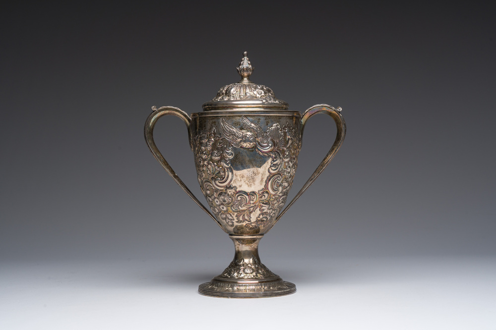 Coupe couverte George III &agrave; d&eacute;cor floral en relief en argent, poin&ccedil;on de ma&icirc;tre illisible, Londres, Angleterre, dat&eacute; 1797