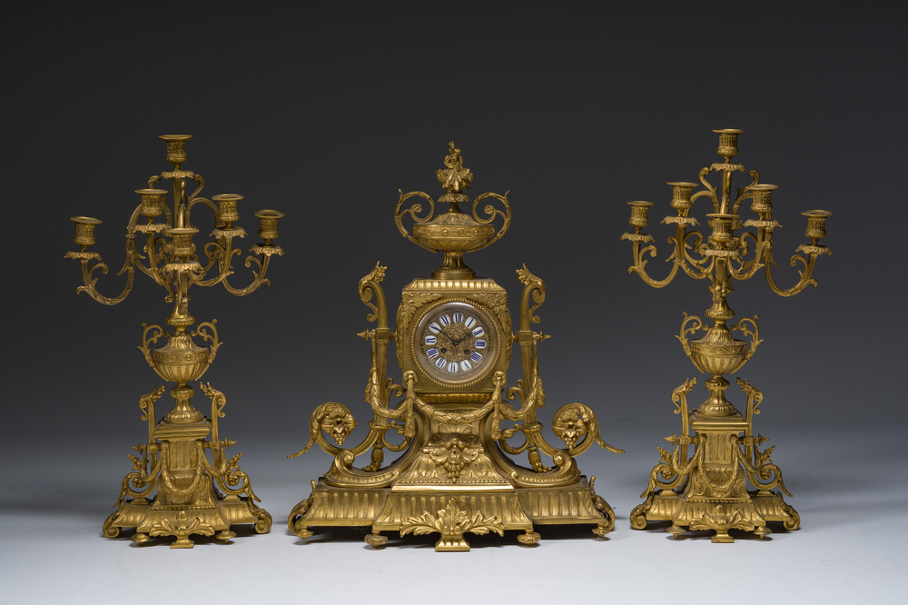 Importante garniture de chemin&eacute;e d'une pendule et deux candelabres en bronze dor&eacute;, France, 19&egrave;me si&egrave;cle