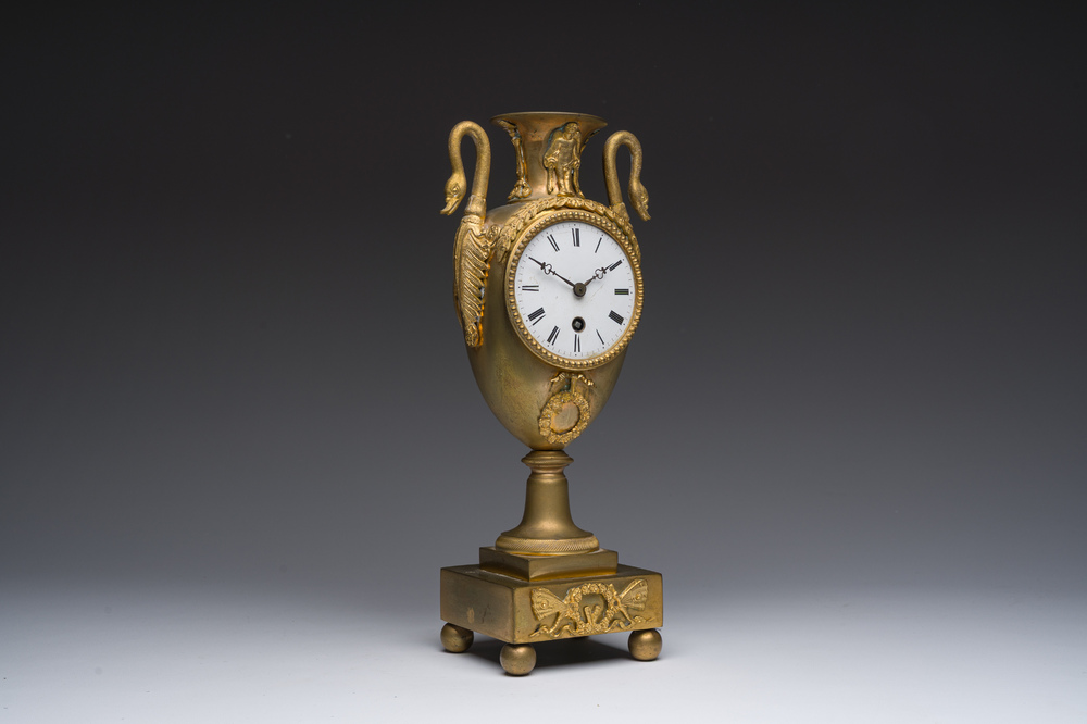 Pendule de chemin&eacute;e en bronze dor&eacute; de style empire &agrave; d&eacute;cor de cygnes, France, 19&egrave;me/20&egrave;me si&egrave;cle