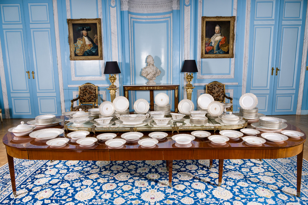 Een uitgebreid Duits 160-delig deels verguld en opengewerkt porseleinen servies met floraal decor, KPM, Berlijn, 19de/20ste eeuw