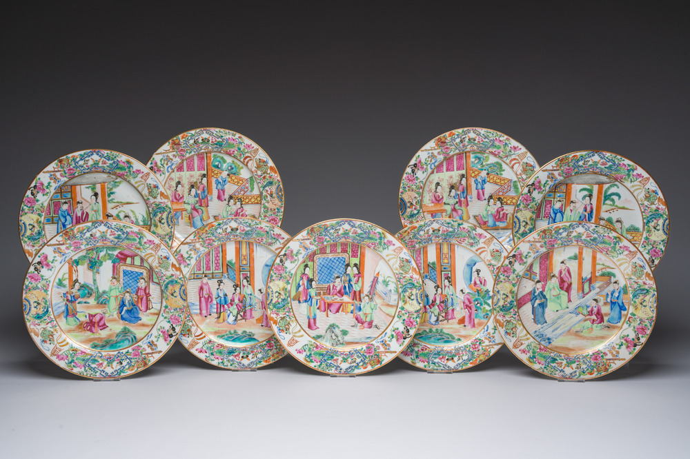 Neuf assiettes en porcelaine de Chine famille rose de Canton &agrave; d&eacute;cor de sc&egrave;nes de palais, 19&egrave;me si&egrave;cle