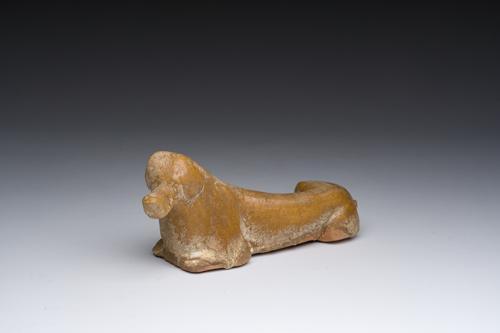 Mod&egrave;le d'un chien couch&eacute; en c&eacute;ramique &eacute;maill&eacute;e, Chine, probablement Han