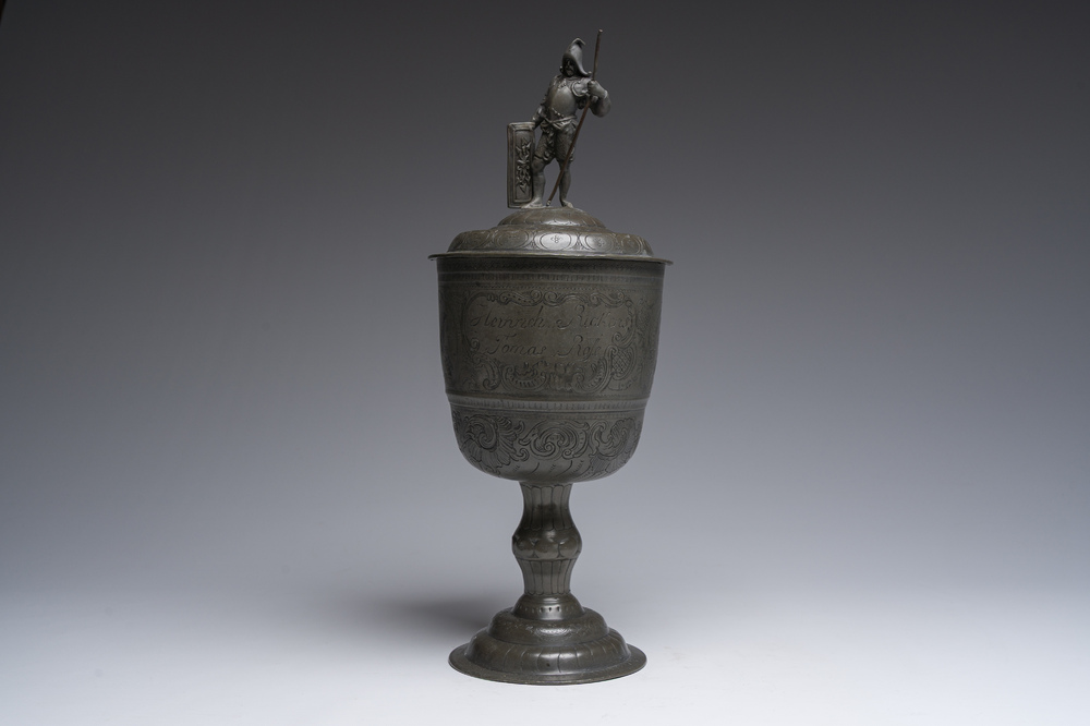 Coupe de c&eacute;r&eacute;monie ou de guilde en &eacute;tain grav&eacute;, Allemagne ou Suisse, deuxi&egrave;me moiti&eacute; du 18&egrave;me si&egrave;cle