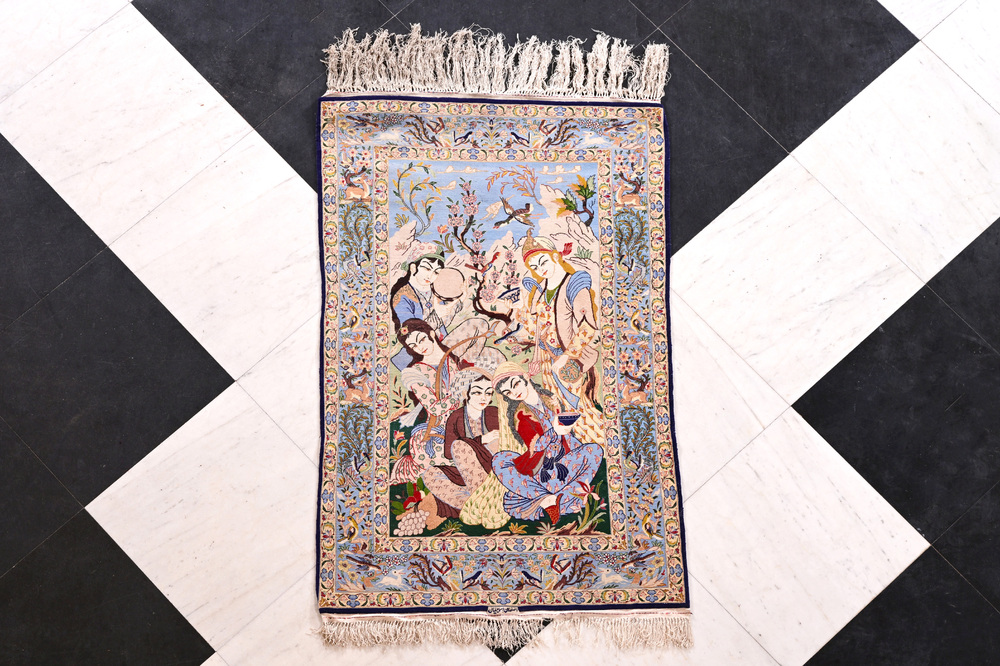 Tapis oriental de type Isphahan &agrave; d&eacute;cor de f&ecirc;te, sign&eacute;, laine et soie sur coton, 20&egrave;me si&egrave;cle