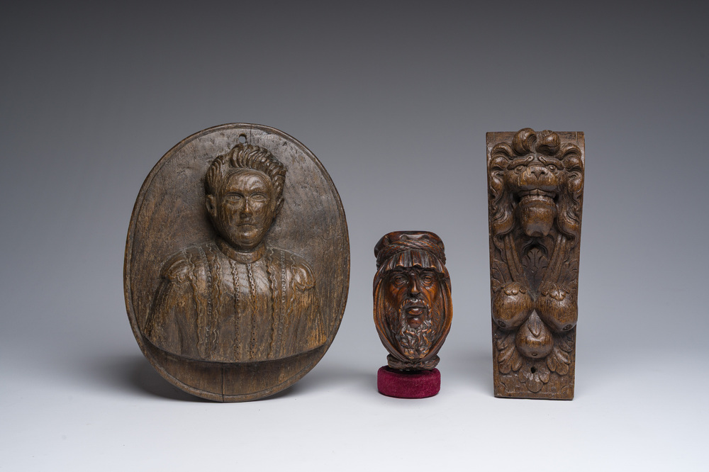 Trois sculptures en bois, dont un buste et une t&ecirc;te d'homme oriental, 17&egrave;me/19&egrave;me si&egrave;cle