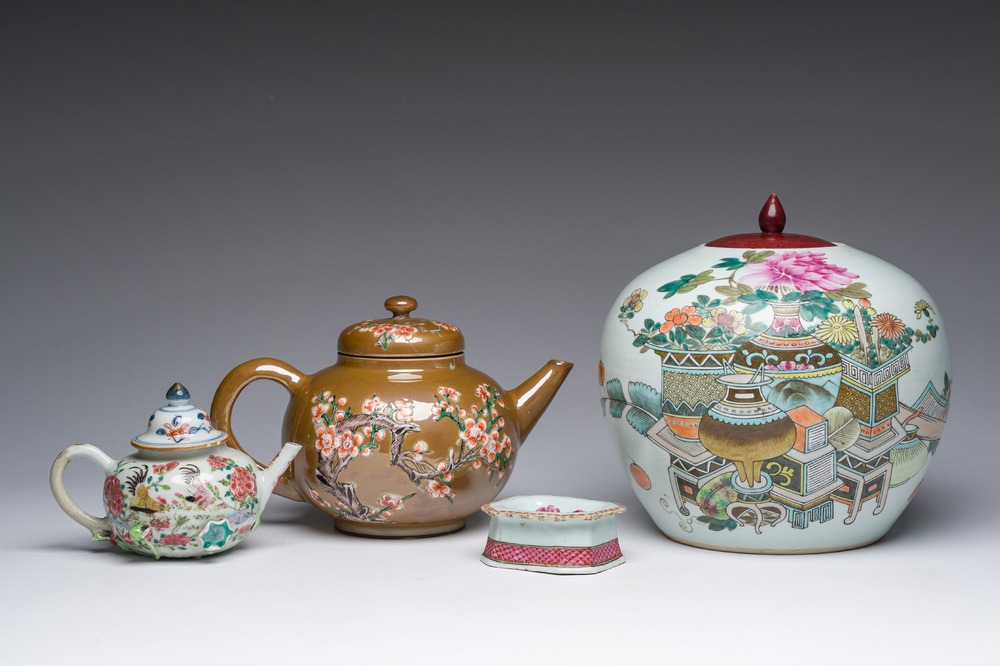 Deux th&eacute;i&egrave;res, un saleron et un pot en porcelaine de Chine famille rose, verte et qianijang cai, Yongzheng et post&eacute;rieur