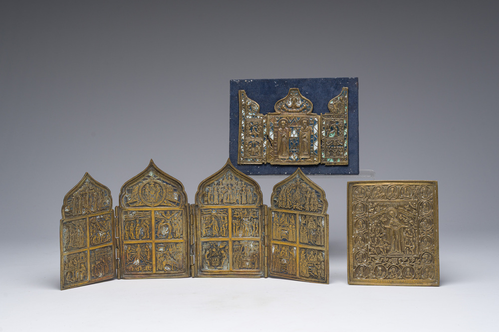 Trois ic&ocirc;nes de voyage orthodoxes en bronze partiellement &eacute;maill&eacute;, Russie, 18&egrave;me/19&egrave;me si&egrave;cle