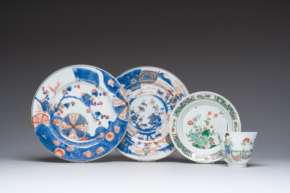 Deux assiettes en porcelaine de Chine de style Imari, une assiette famille verte &agrave; d&eacute;cor floral et une tasse &agrave; d&eacute;cor de dames et d'antiquit&eacute;s, Kangxi