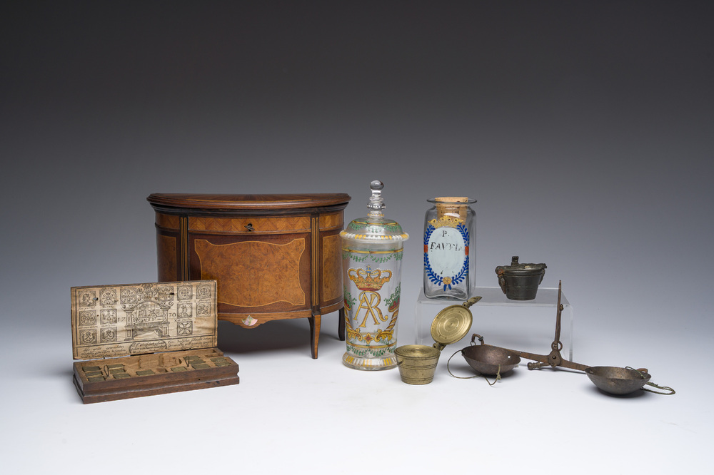 Lot vari&eacute; avec des poids de monnnaies, de la verrerie et un cabinet miniature, 19&egrave;me/20&egrave;me si&egrave;cle