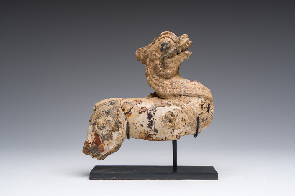 Een Chinees geglazuurd terracotta model van een draak, wellicht Tang