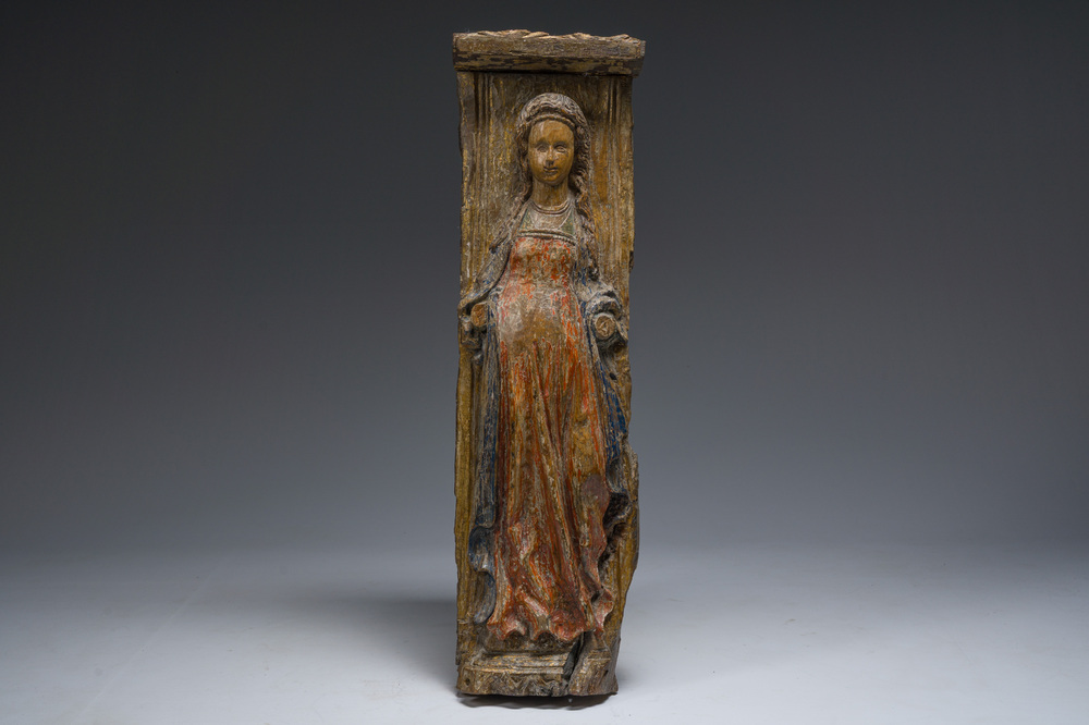 Relief en bois sculpt&eacute; et polychrom&eacute; figurant une sainte femme, Flandres, 16&egrave;me/17&egrave;me si&egrave;cle