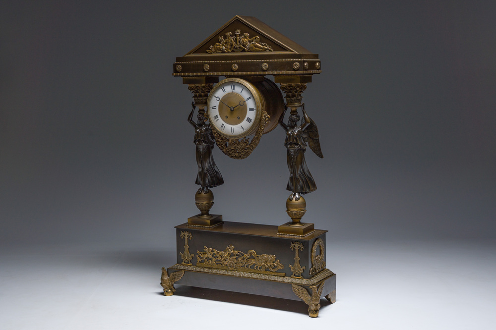 Importante pendule de style Empire en bronze patin&eacute; et dor&eacute; &agrave; cariatides ail&eacute;es, France, 19&egrave;me si&egrave;cle