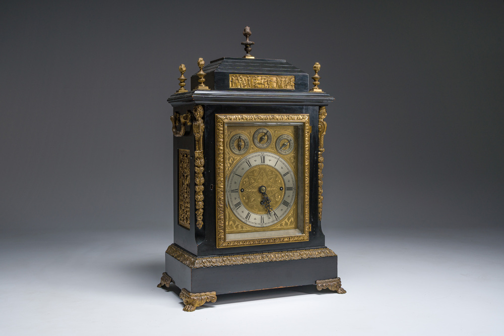 Pendule de table en bronze et bois &eacute;bonis&eacute;, Angleterre, 19&egrave;me si&egrave;cle