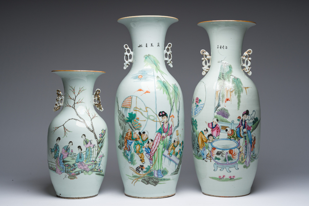 Trois vases en porcelaine de Chine famille rose &agrave; d&eacute;cor de femmes et de gar&ccedil;ons dans un jardin, 19&egrave;me/20&egrave;me si&egrave;cle