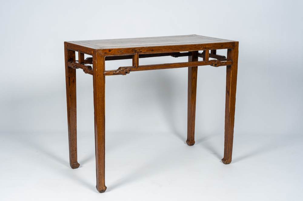 Table en bois &agrave; d&eacute;cor de t&ecirc;tes de dragon stylis&eacute;es, Chine, 19&egrave;me/20&egrave;me si&egrave;cle