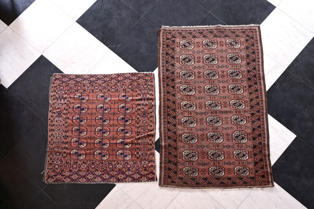 Deux tapis orientaux de type Baluch &agrave; d&eacute;cor g&eacute;om&eacute;trique, laine sur coton, 20&egrave;me si&egrave;cle