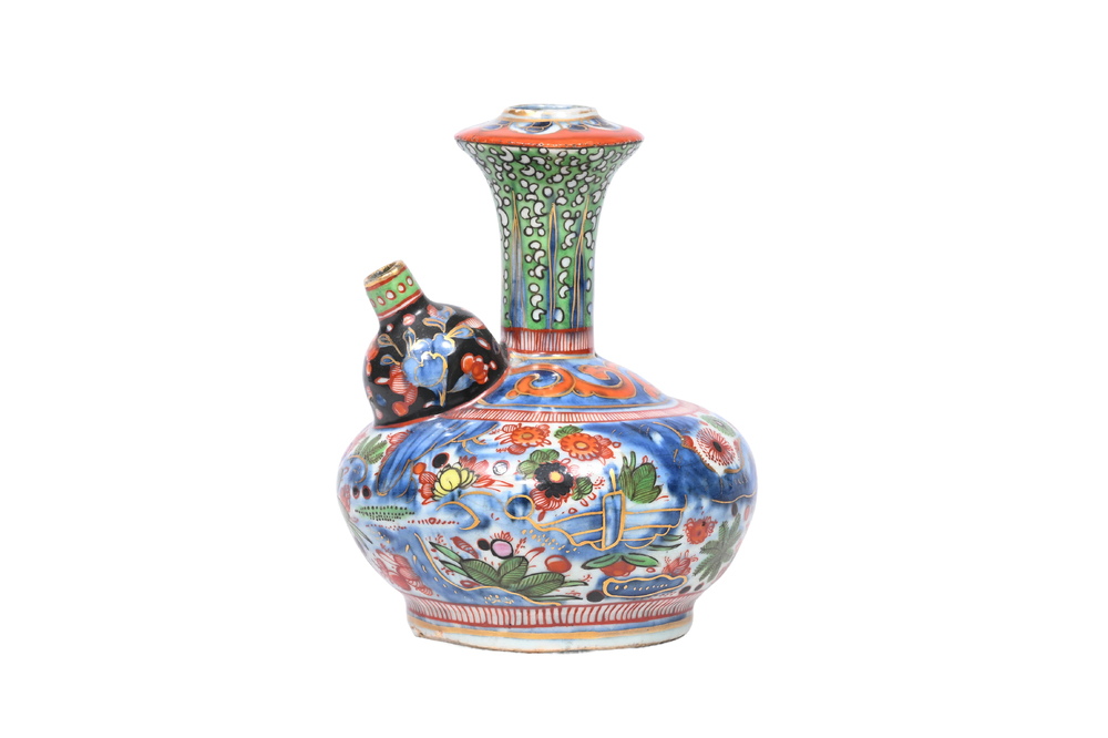 Kendi en porcelaine de Chine bleu et blanc surd&eacute;cor&eacute; &agrave; d&eacute;cor floral, Wanli et post&eacute;rieur