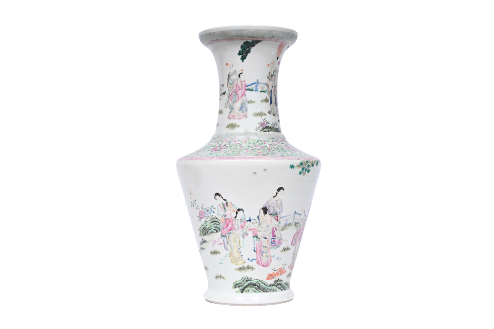 Vase en porcelaine de Chine famille rose &agrave; sujet narratif, 19&egrave;me si&egrave;cle