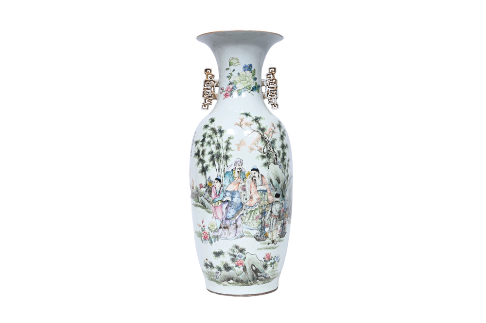 Vase en porcelaine de Chine qianjiang cai &agrave; d&eacute;cor de lettr&eacute;s dans un for&ecirc;t de bambou, 19&egrave;me/20&egrave;me si&egrave;cle