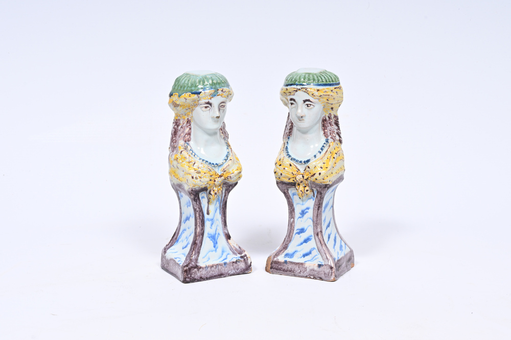 Paire de bustes en fa&iuml;ence polychrome, Nord de la France, 18&egrave;me si&egrave;cle