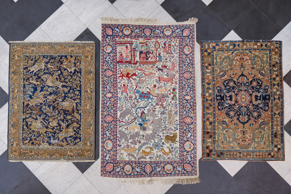 Trois tapis pakistanais &agrave; d&eacute;cor floral et de sc&egrave;nes de chasse, laine sur coton, 20&egrave;me si&egrave;cle
