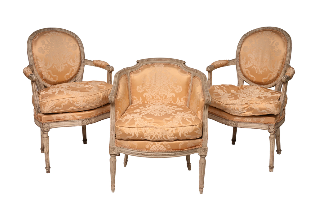 Ensemble de salon de style Louis XVI compos&eacute; de deux fauteuils et d'un crapaud &agrave; garniture florale, 19&egrave;me/20&egrave;me si&egrave;cle