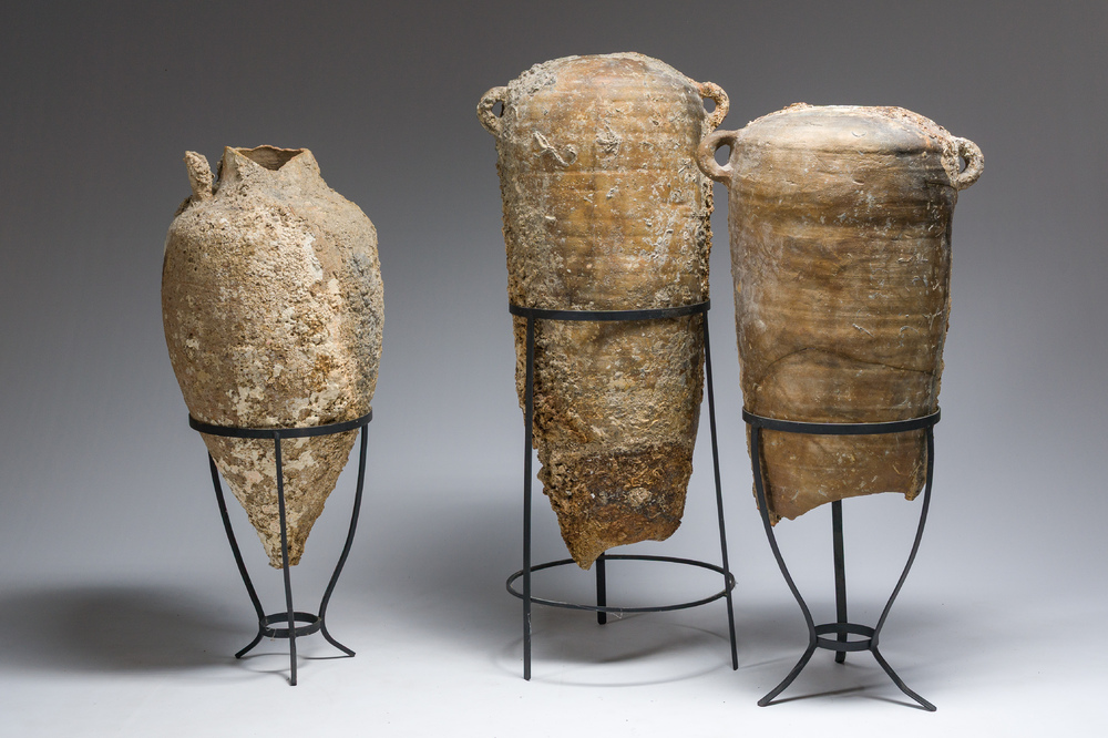 Trois amphores &agrave; huile en terre cuite, &eacute;poque romaine, 1er-3&egrave;me si&egrave;cle
