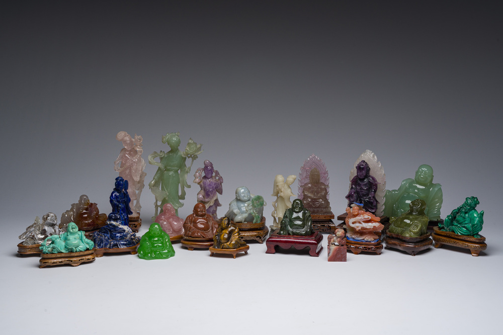 Collection de 22 sculptures en pierre dure, dont du cristal, du jade, du quartz, de l'&oelig;il de tigre et de la turquoise, Chine, 19&egrave;me/20&egrave;me si&egrave;cle