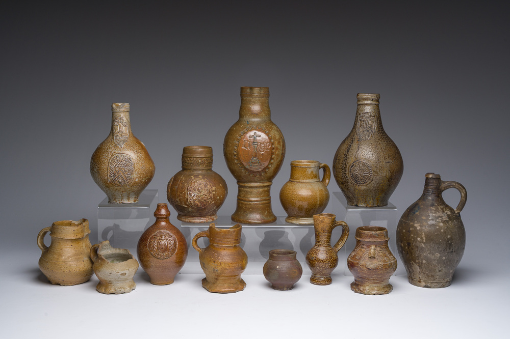 Collection vari&eacute;e de verseuses en gr&egrave;s, Belgique du Sud et Allemagne, 16&egrave;me si&egrave;cle et post&eacute;rieur