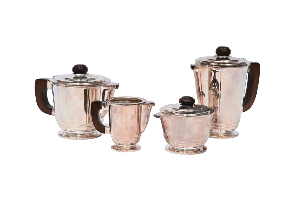 Service &agrave; caf&eacute; et &agrave; th&eacute; de quatre pi&egrave;ces en m&eacute;tal argent&eacute; aux montures en bois, France, 20&egrave;me si&egrave;cle