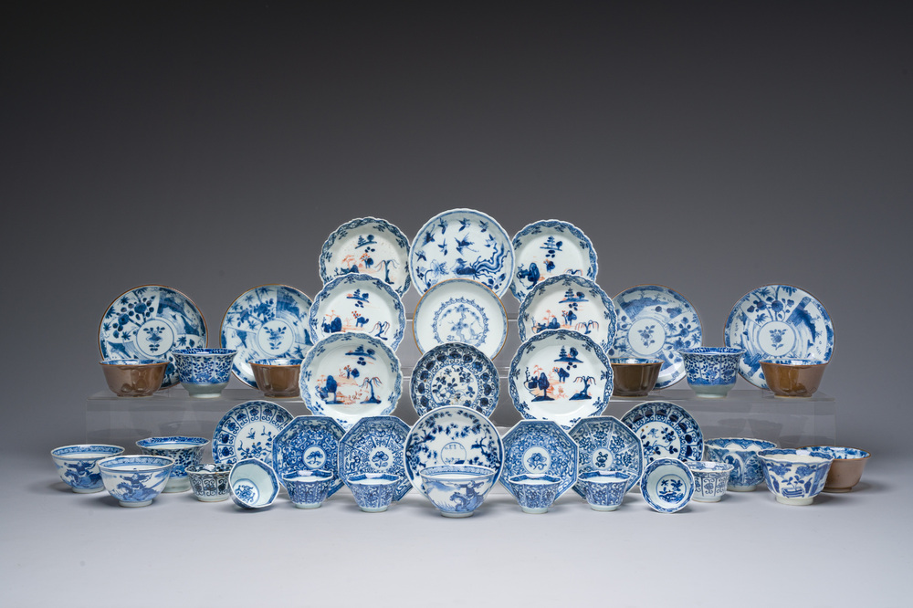 Belle collection de tasses et soucoupes en porcelaine de Chine bleu, blanc et de style Imari, Kangxi et post&eacute;rieur