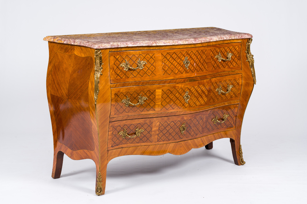 Commode courb&eacute;e en bois aux montures en bronze dor&eacute; et dessus en marbre, France, 19&egrave;me/20&egrave;me si&egrave;cle.