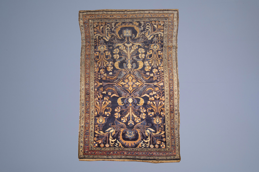 Un tapis oriental de type Armanibaf Bakhtiari &agrave; d&eacute;cor floral, laine sur cotton, Iran, premier quart du 20&egrave;me si&egrave;cle